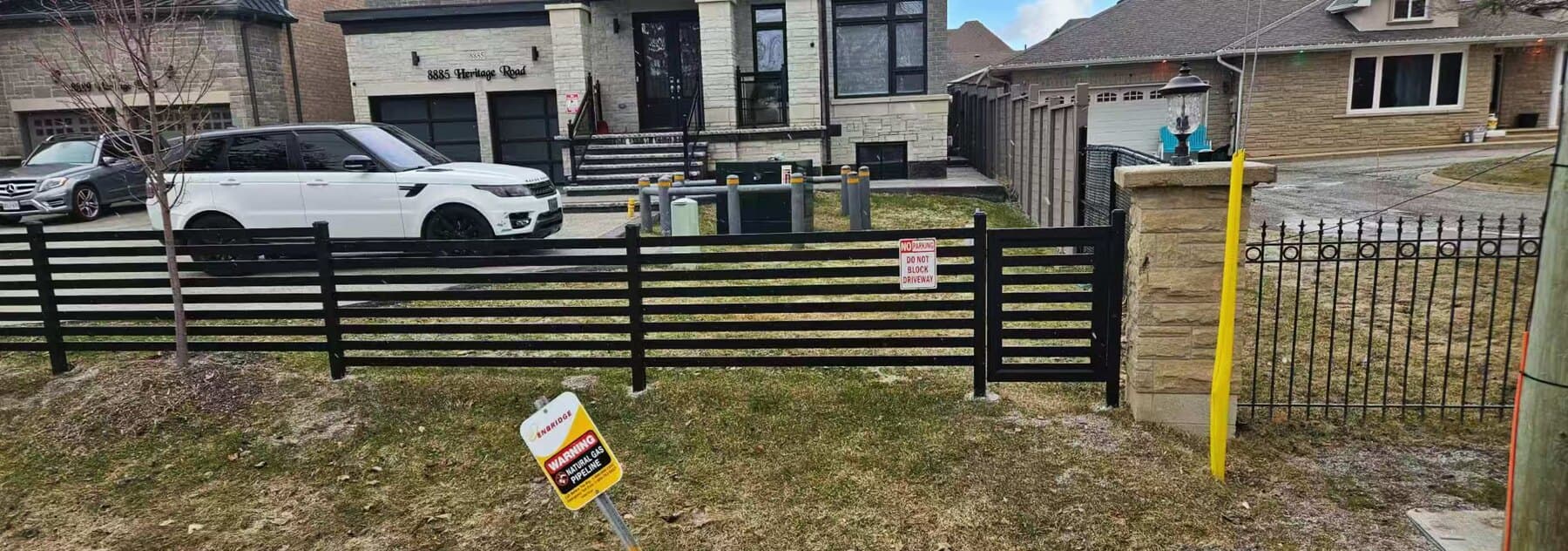 A horizontal-slat aluminum fence installed by Zhiwo Inc.
